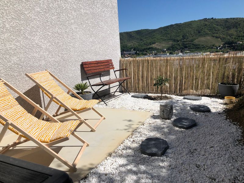 Terrasse avec vue sur le doux et les montagnes
