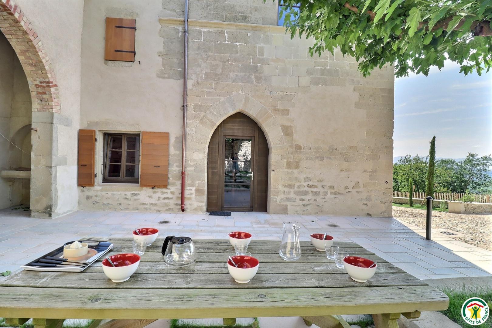 Table extérieure dédiée au gîte dans la cour, face à l'entrée du logement