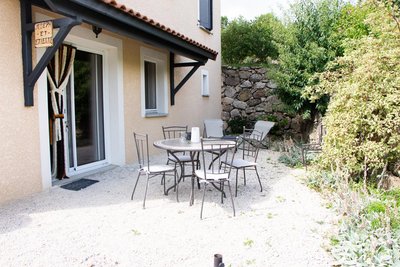 Extérieur privé avec 4 chaises longues et une table à manger pour 6