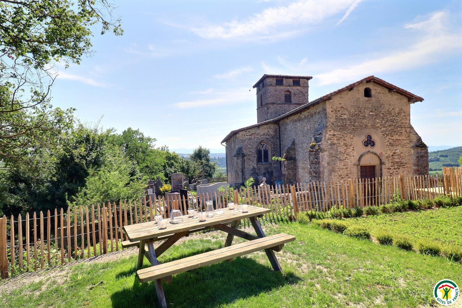 Table extérieure dédiée au gîte en face de l'église gothique du XIe siècle