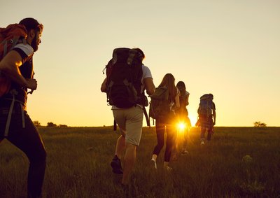 Marche au coucher de soleil à Colombier-le-Jeune