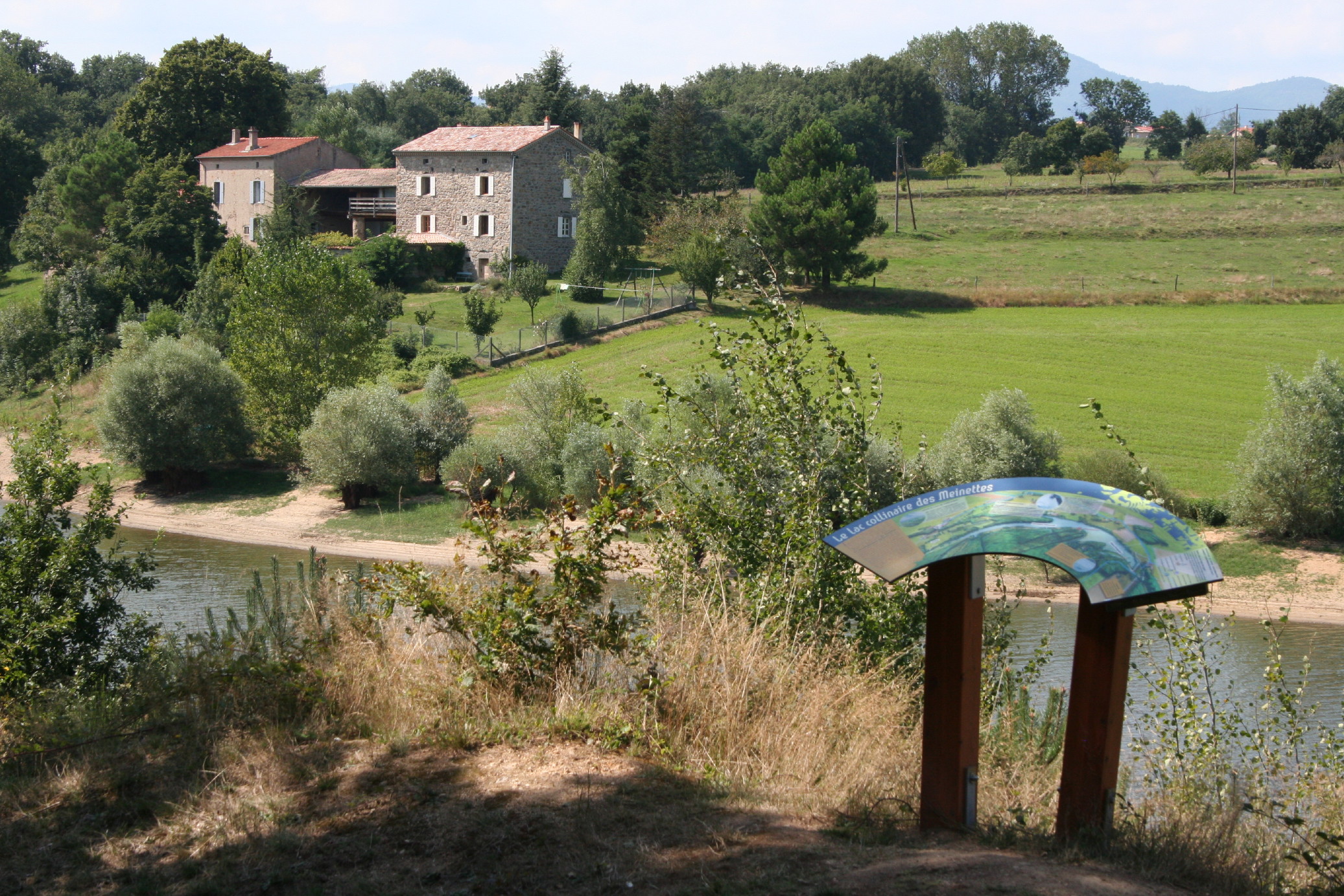 Panneau d'interprétation au bord du lac