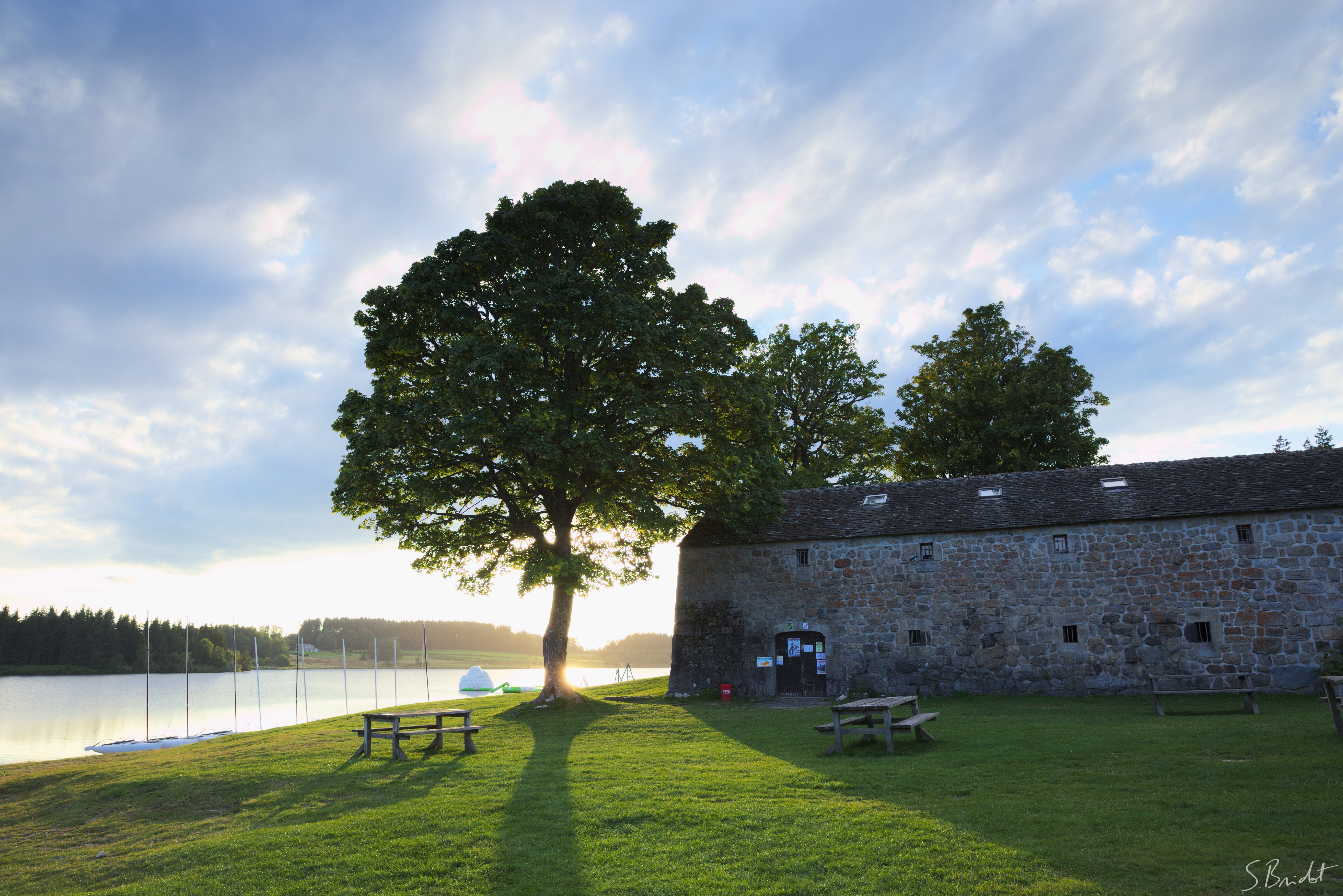 Ferme de Pioulouse, en bordure de lac