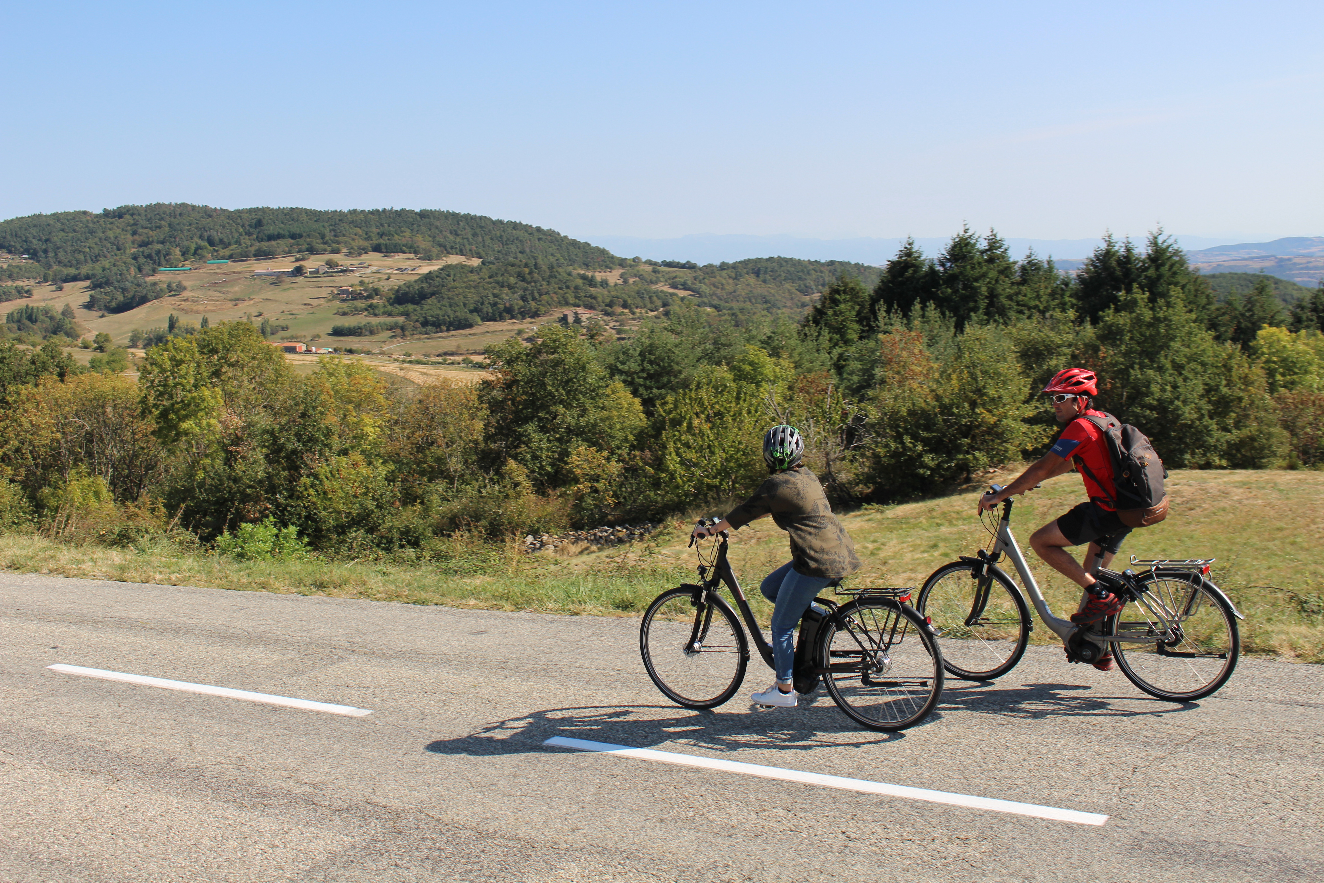 Route sinuant sur le plateau